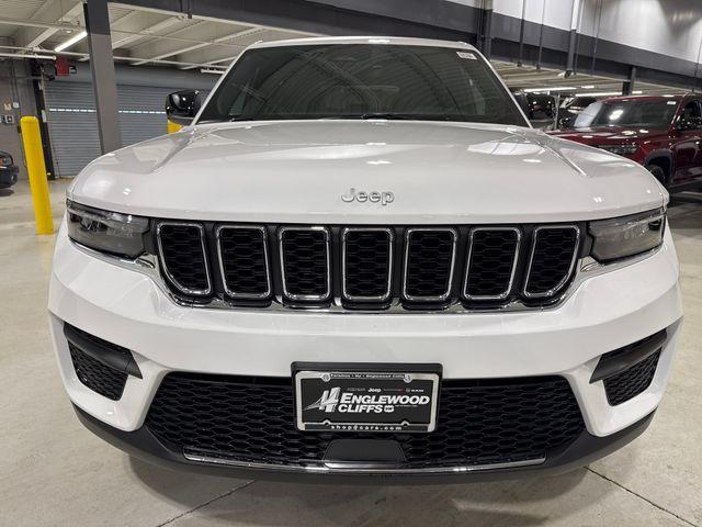 Photo of 2025 Bright White Clearcoat Jeep Grand Cherokee
