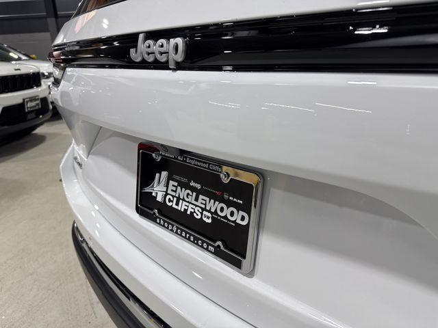 Photo of 2025 Bright White Clearcoat Jeep Grand Cherokee