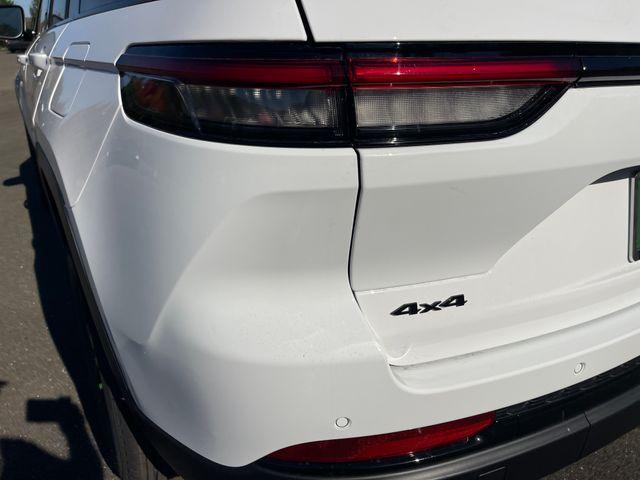 Photo of 2025 Bright White Clearcoat Jeep Grand Cherokee