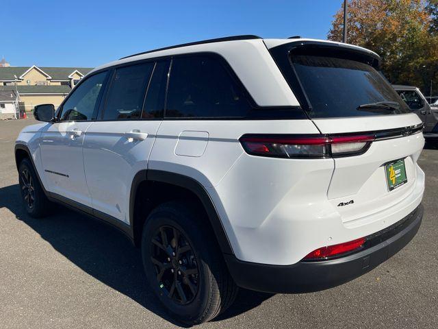 Photo of 2025 Bright White Clearcoat Jeep Grand Cherokee