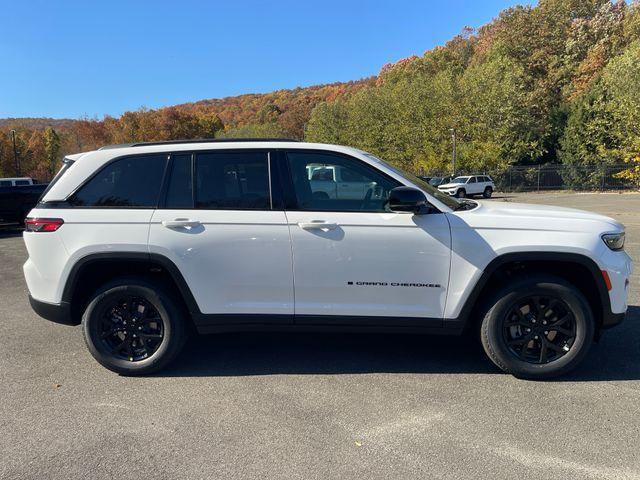 Photo of 2025 Bright White Clearcoat Jeep Grand Cherokee