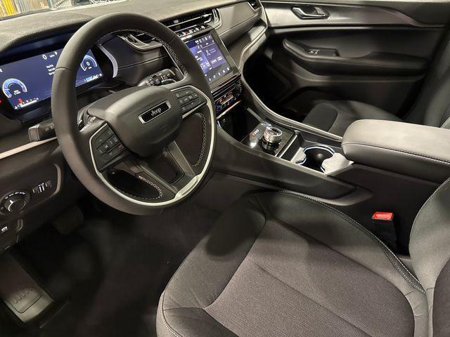 Photo of 2025 Silver Zynith Jeep Grand Cherokee