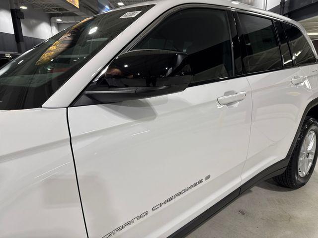 Photo of 2025 Bright White Clearcoat Jeep Grand Cherokee
