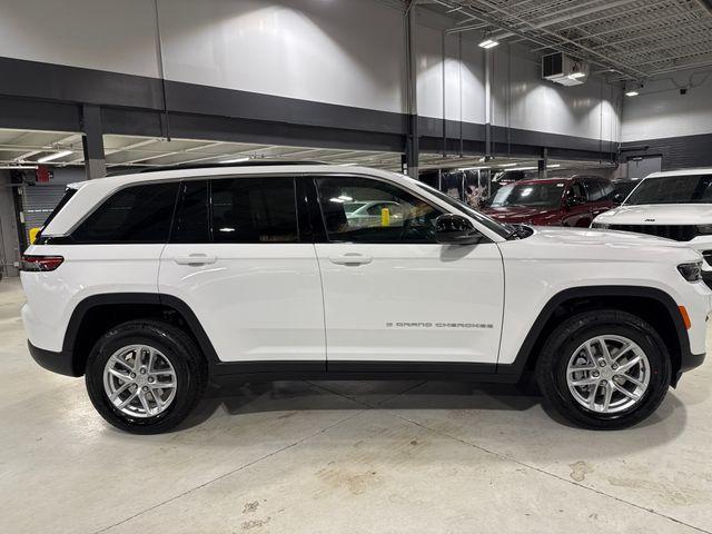 Photo of 2025 Bright White Clearcoat Jeep Grand Cherokee