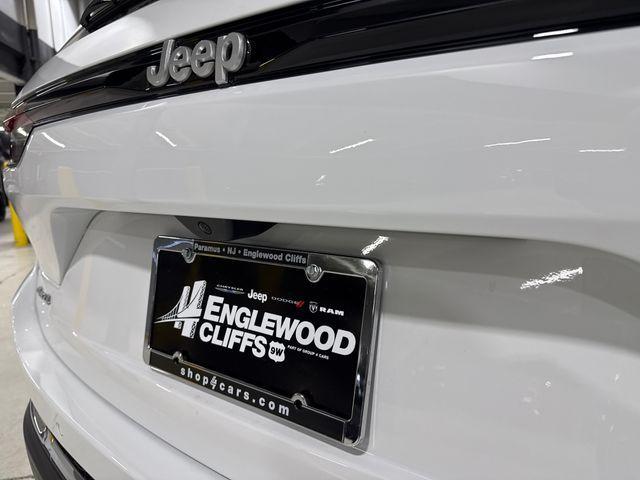 Photo of 2025 Bright White Clearcoat Jeep Grand Cherokee