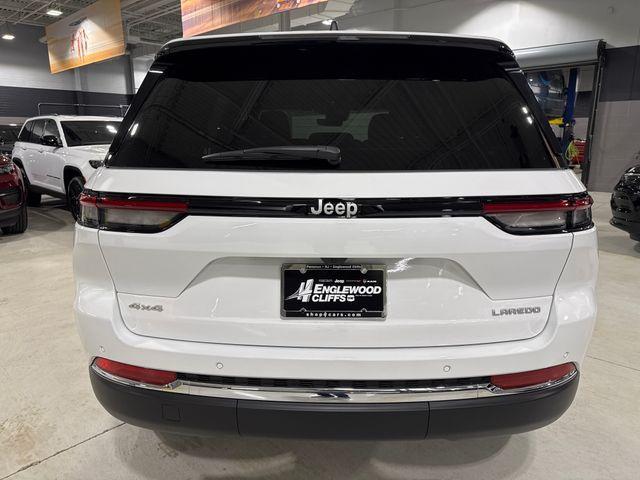 Photo of 2025 Bright White Clearcoat Jeep Grand Cherokee