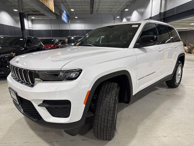 Photo of 2025 Bright White Clearcoat Jeep Grand Cherokee