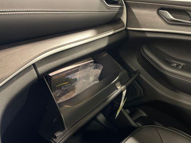Photo of 2025 Metallic Jeep Grand Cherokee L