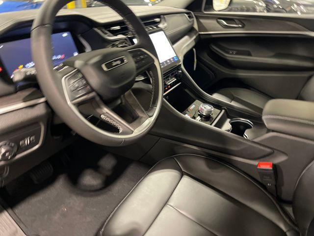 Photo of 2025 Metallic Jeep Grand Cherokee L