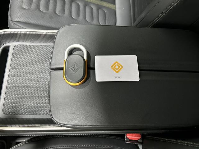 Photo of 2023 LA Silver Rivian R1S