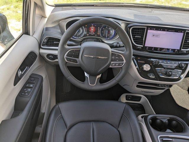 Photo of 2024 Diamond Black Chrysler Pacifica