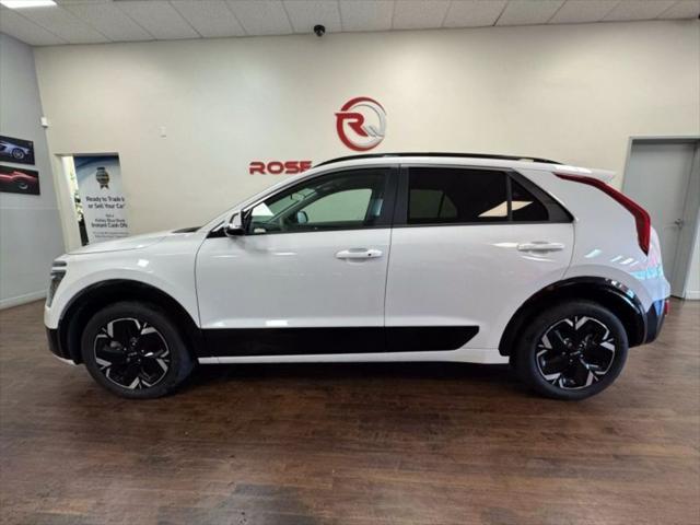 Photo of 2023 Snow White Pearl Kia Niro EV