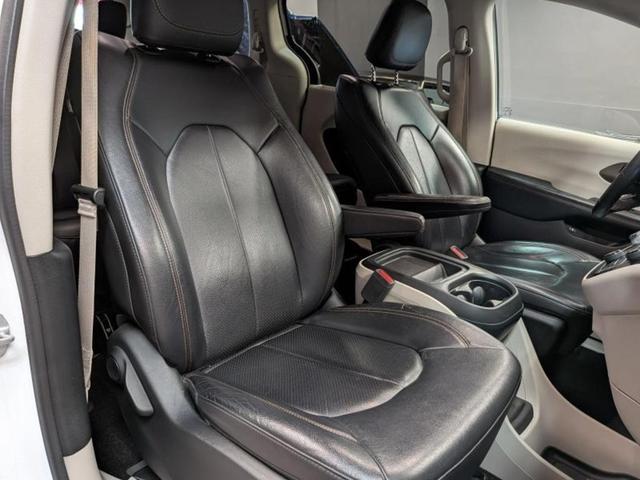 Photo of 2018 Bright White Clearcoat Chrysler Pacifica Hybrid