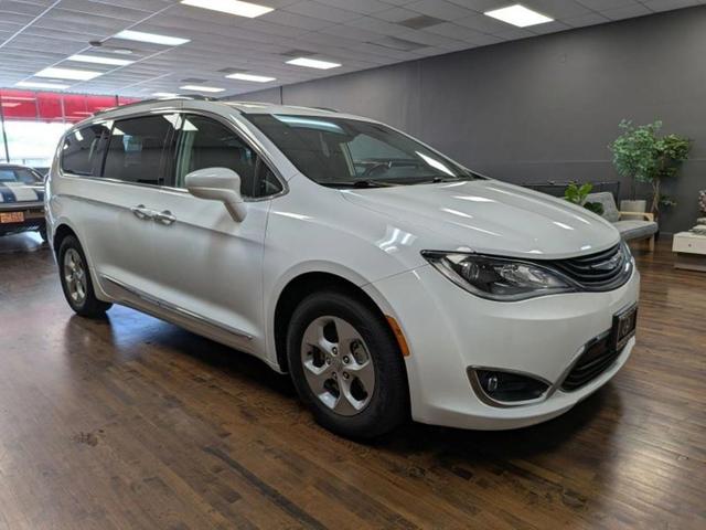 Photo of 2018 Bright White Clearcoat Chrysler Pacifica Hybrid