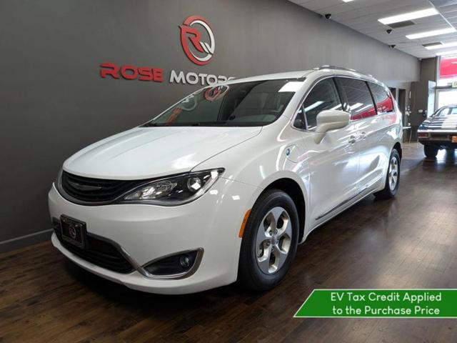 Photo of 2018 Bright White Clearcoat Chrysler Pacifica Hybrid