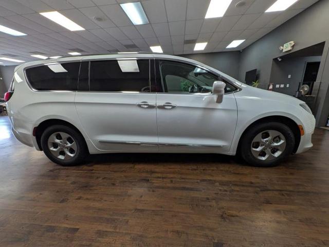 Photo of 2018 Bright White Clearcoat Chrysler Pacifica Hybrid