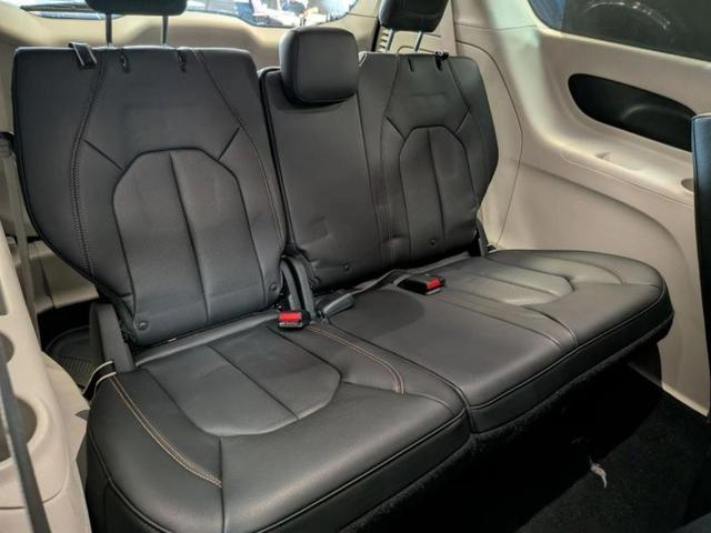 Photo of 2018 Bright White Clearcoat Chrysler Pacifica Hybrid