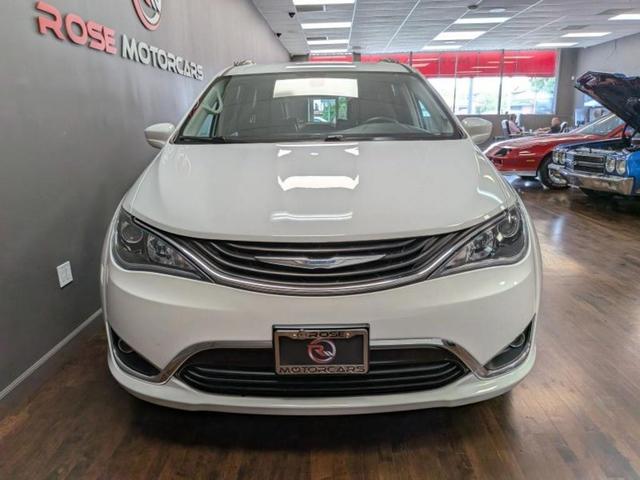 Photo of 2018 Bright White Clearcoat Chrysler Pacifica Hybrid