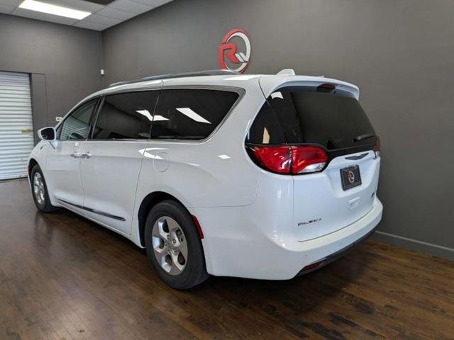 Photo of 2018 Bright White Clearcoat Chrysler Pacifica Hybrid