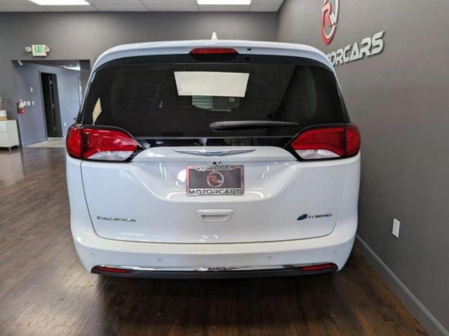 Photo of 2018 Bright White Clearcoat Chrysler Pacifica Hybrid