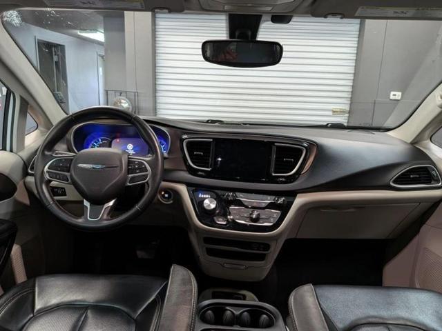 Photo of 2018 Bright White Clearcoat Chrysler Pacifica Hybrid