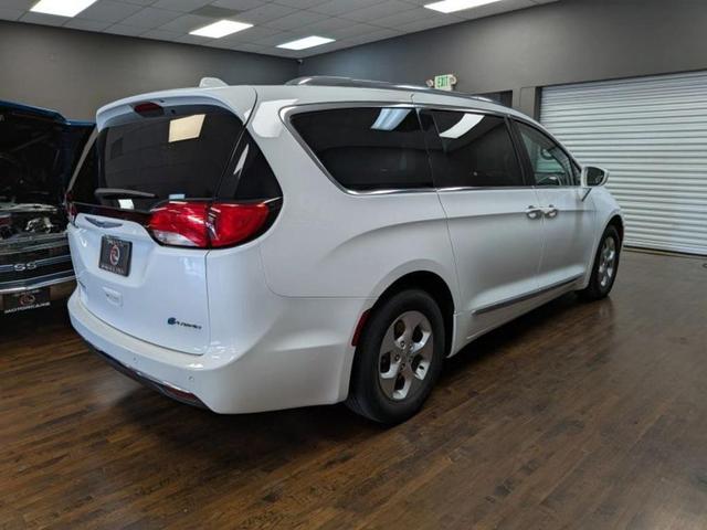 Photo of 2018 Bright White Clearcoat Chrysler Pacifica Hybrid
