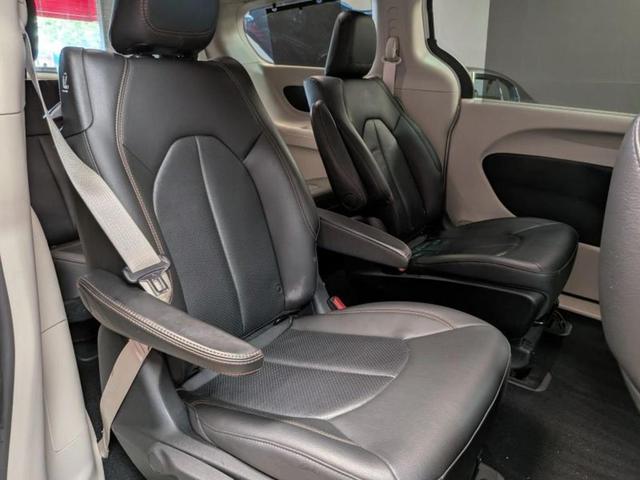 Photo of 2018 Bright White Clearcoat Chrysler Pacifica Hybrid