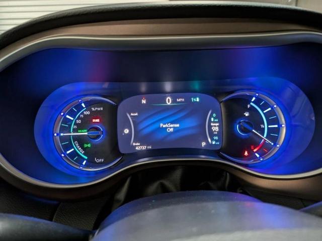 Photo of 2018 Bright White Clearcoat Chrysler Pacifica Hybrid