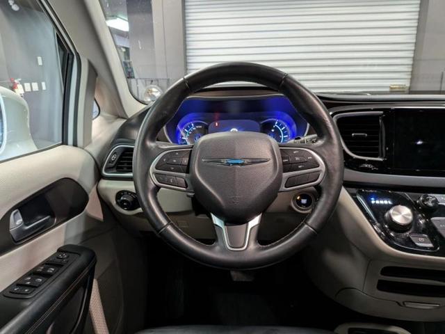 Photo of 2018 Bright White Clearcoat Chrysler Pacifica Hybrid