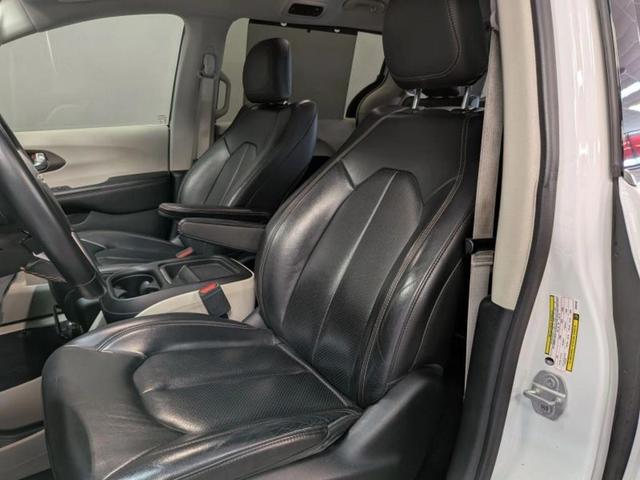 Photo of 2018 Bright White Clearcoat Chrysler Pacifica Hybrid