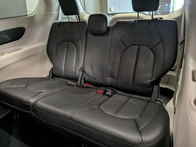 Photo of 2018 Bright White Clearcoat Chrysler Pacifica Hybrid
