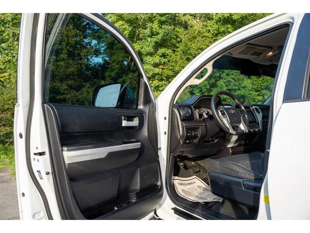Photo of 2016 Super White Toyota Tundra