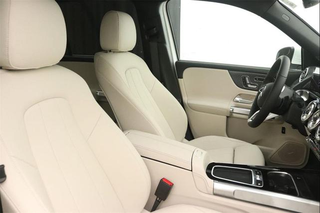Photo of 2025 Polar White Mercedes-Benz GLB 250