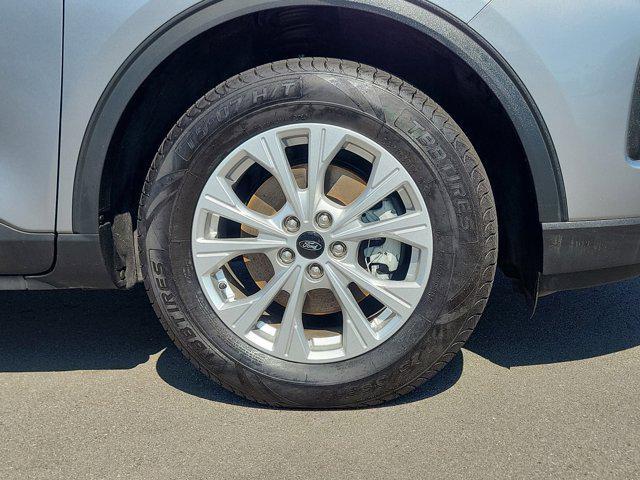Photo of 2023 Silver Metallic Ford Escape
