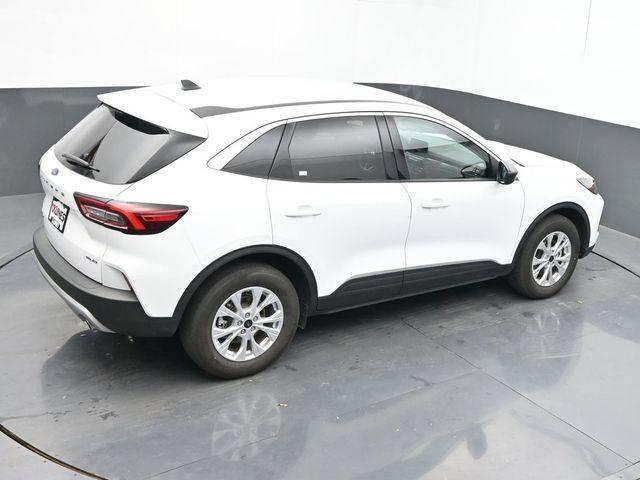 Photo of 2024 Oxford White Ford Escape