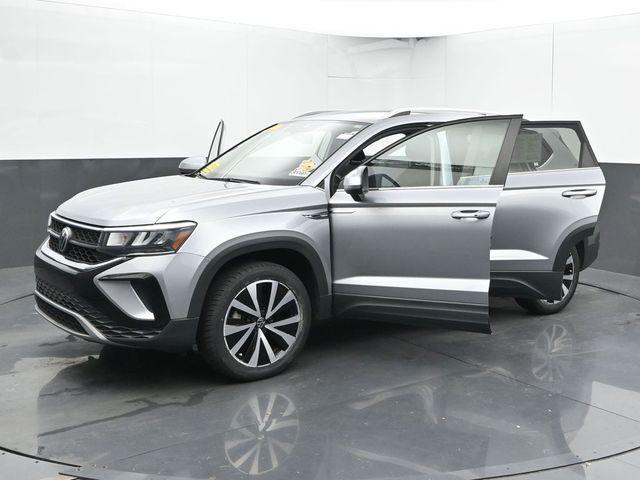 Photo of 2022 Pyrite Silver Metallic Volkswagen Taos
