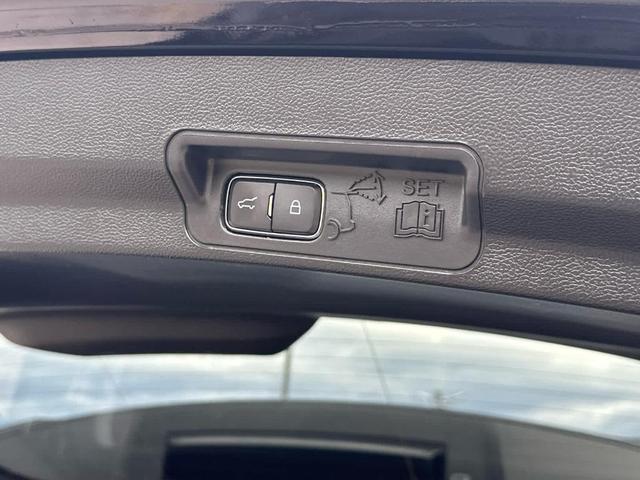 Photo of 2021 Agate Black Metallic Ford Explorer