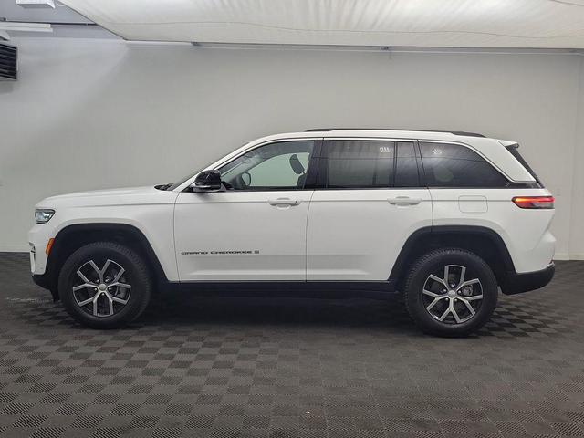 Photo of 2023 Bright White Clearcoat Jeep Grand Cherokee