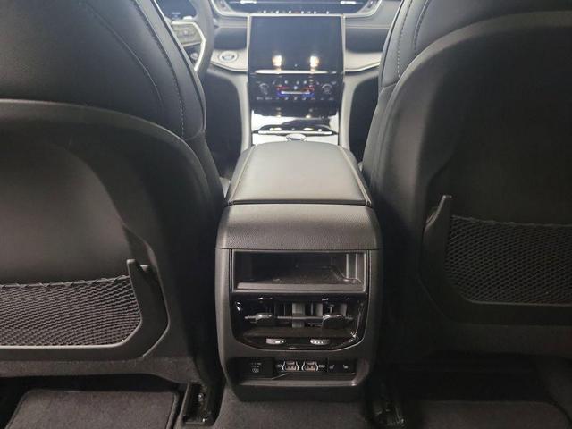 Photo of 2023 Bright White Clearcoat Jeep Grand Cherokee