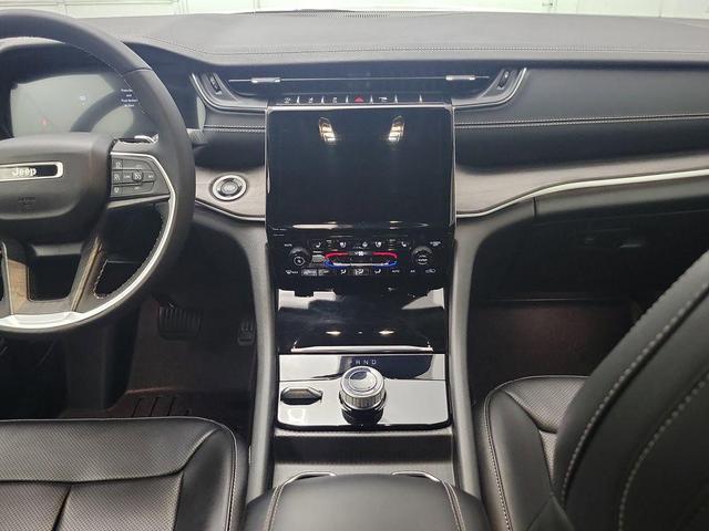 Photo of 2023 Bright White Clearcoat Jeep Grand Cherokee