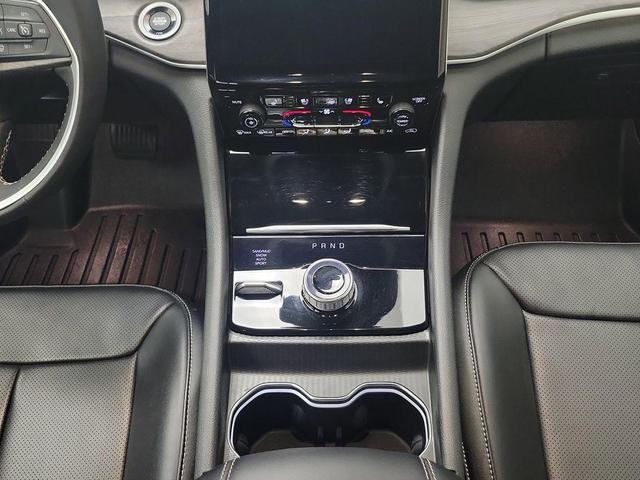 Photo of 2023 Bright White Clearcoat Jeep Grand Cherokee