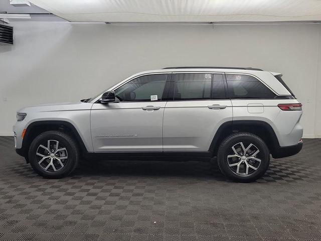 Photo of 2025 Silver Zynith Jeep Grand Cherokee