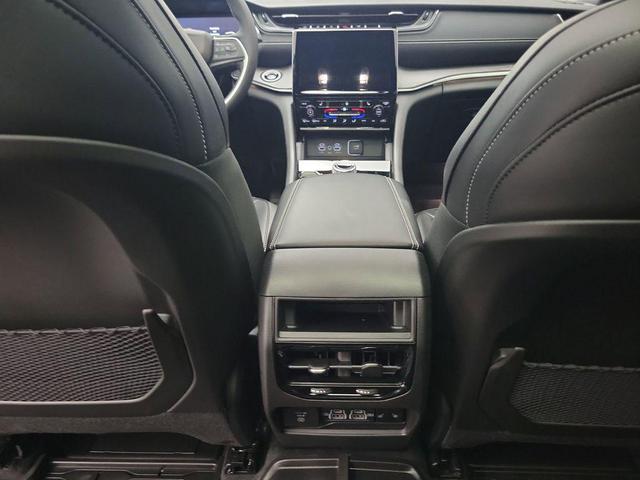 Photo of 2025 Silver Zynith Jeep Grand Cherokee