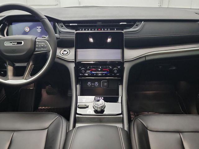 Photo of 2025 Silver Zynith Jeep Grand Cherokee