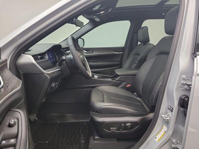 Photo of 2025 Silver Zynith Jeep Grand Cherokee
