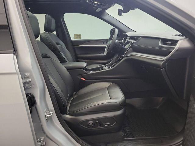 Photo of 2025 Silver Zynith Jeep Grand Cherokee