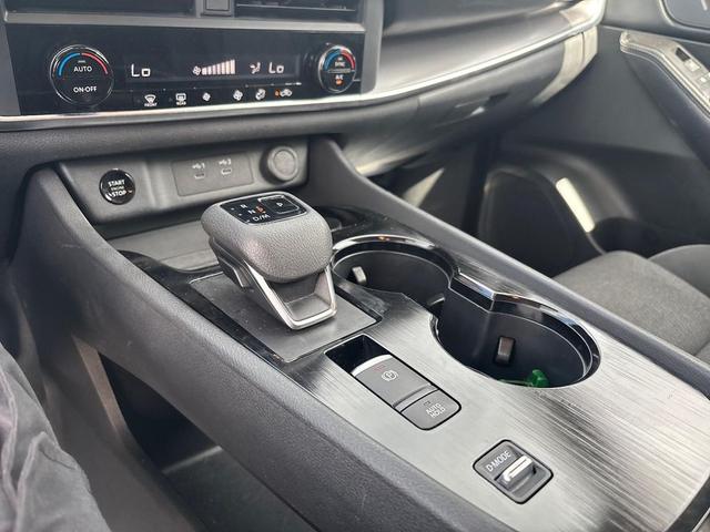 Photo of 2024 Super Black Nissan Rogue