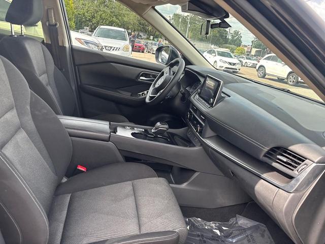 Photo of 2024 Super Black Nissan Rogue