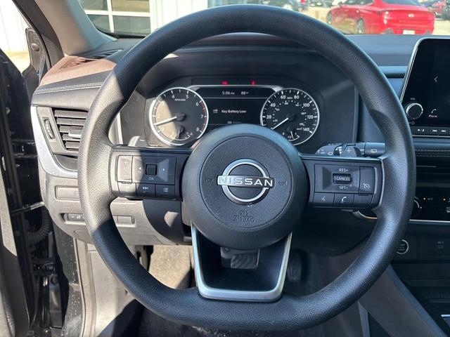 Photo of 2022 Super Black Nissan Rogue