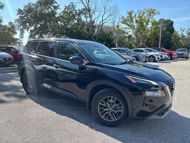 Photo of 2022 Super Black Nissan Rogue